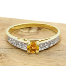 Anel Solitário com Citrino e 8 Diamantes, em Ouro Amarelo 18 Kilates